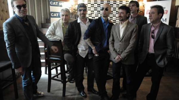 diseara in clubul zebbra rock and roll cu trupa vh2