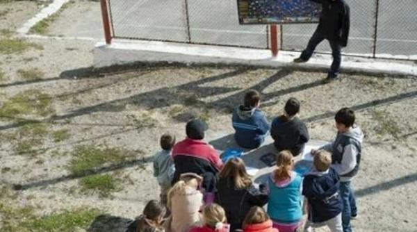 din cauza frigului din clase elevii din balan tin orele si in aer liber