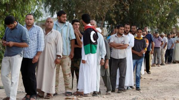 sute de persoane stau la coada pentru a vedea cadavrul lui muammar gaddafi