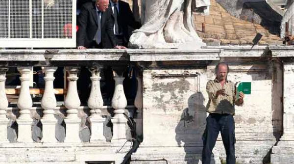 roma un roman a incendiat o biblie in timpul slujbei oficiate de papa benedict