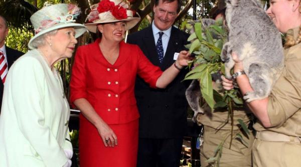 un australian si a dat jos pantalonii in fata reginei marii britanii