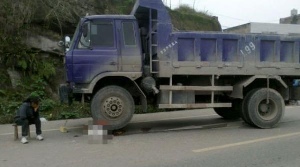 un sofer chinez a lovit un copil dupa care l a calcat inca o data pentru a fi sigur ca a murit