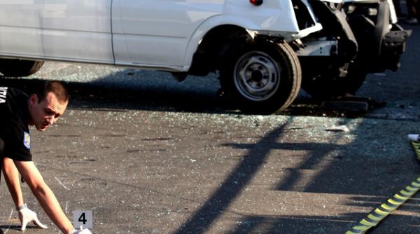 olimp microbuz facut praf de o locomotiva care transporta navetisti
