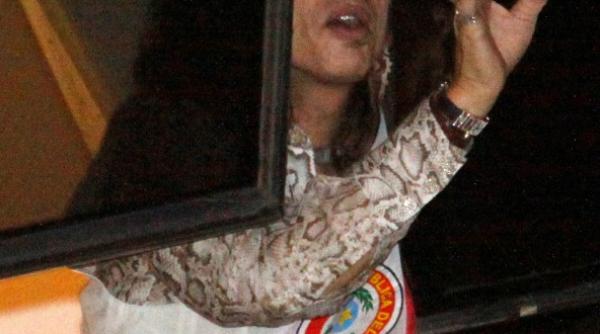 steven tyler a cazut in baie si si a pierdut doi dinti
