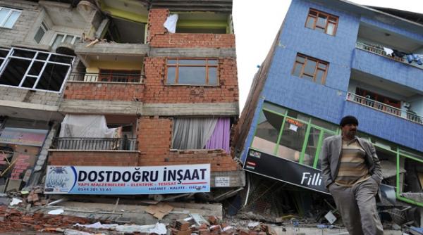 unele cladiri prabusite din turcia erau construite cu nisip in loc de beton