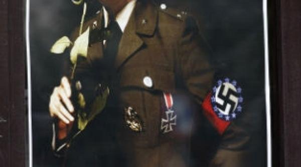 angela merkel imbracata in uniforma nazista grecii considera ca germania ii invadeaza inca o data