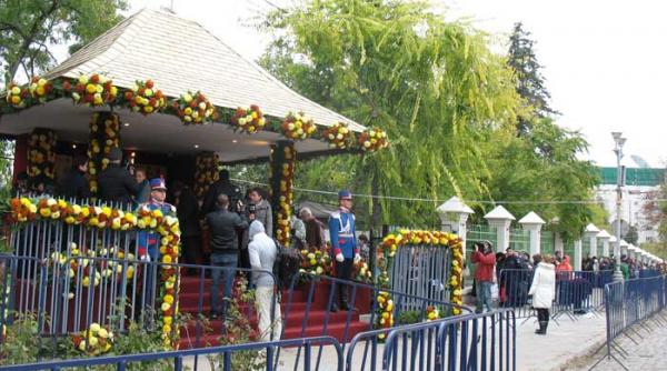 mii de pelerini pe colina bucuriei