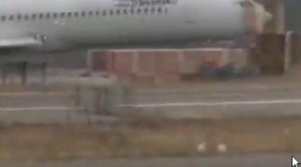 un pilot iranian a devenit erou national dupa ce a aterizat in siguranta fara roata din fata si cu peste 100 de oameni la bord video