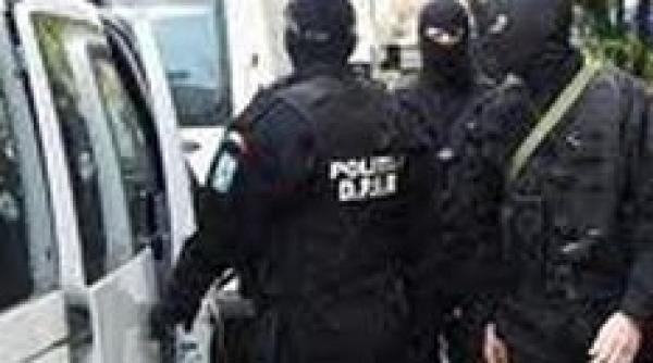 unul dintre fiii interlopului butoane ridicat de diicot pentru trafic de minori