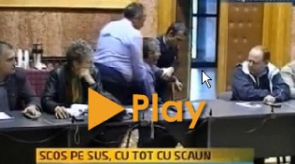 caz incredibil in harghita un consilier local a fost scos afara cu tot cu scaun din sala de sedinta a cj video