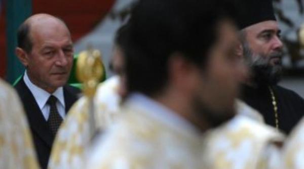 basescu la canonizarea mitropolitului saguna nu pierd prilejul de a ma inchina in fata sfintelor fete bisericesti