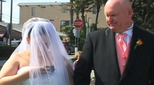 dependenta de telefonul mobil o mireasa trimite un sms in timpul ceremoniei video