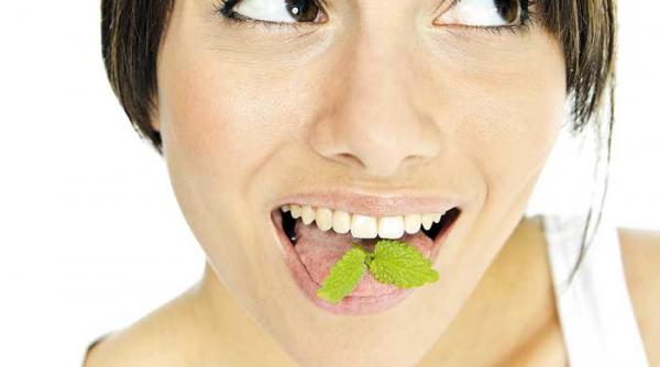 patru solutii care albesc dintii