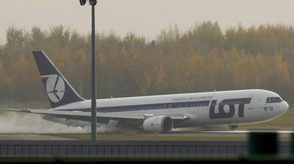 aterizare de urgenta pe aeroportul din varsovia pilotul a adus avionul la sol fara tren de aterizare video