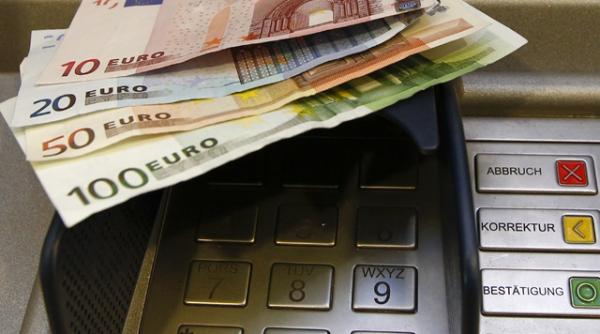 bancile au inceput sa scoata bani din tara vezi cu cat a scazut rezerva valutara a romaniei in luna octombrie