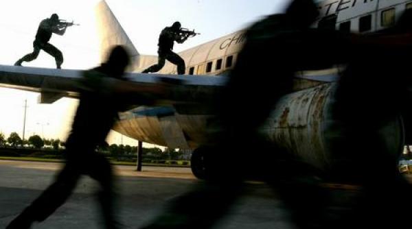 politia braziliana intra intr un avion cu contrabandisti ca sa i impiedice decolarea video
