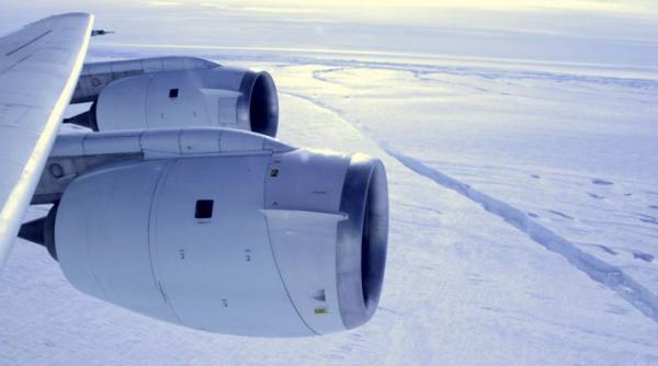 un iceberg de marimea berlinului monitorizat de nasa se desprinde din antarctica in cateva luni