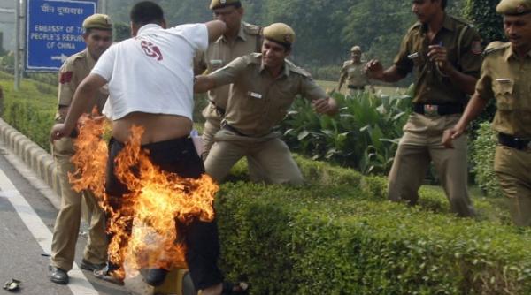 un tibetan s a autoincendiat in fata ambasadei chinei la new delhi