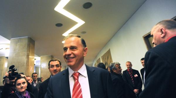 geoana in plina lupta cu partidul a suspendat sedinta in care urma sa si piarda scaunul ponta il ameninta cu excluderea din partid