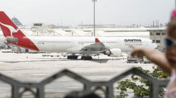 qantas va oferi bilete gratuite celor afectati de disputa cu rolls royce