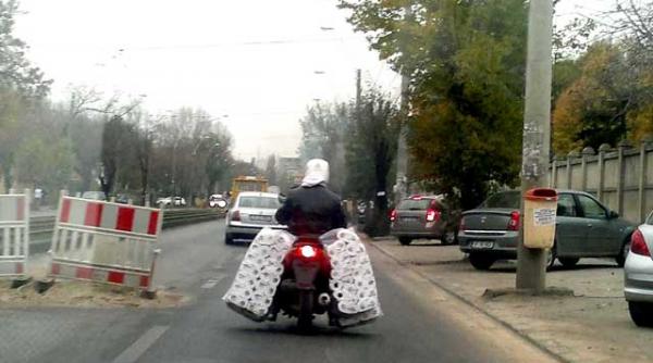 pe bulivar cu multa hartie igienica foto