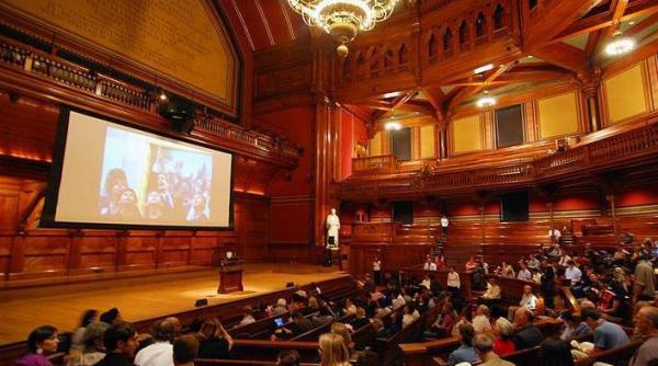 profesor la harvard acuzat de propriii studenti ca este vinovat pentru criza financiara mondiala