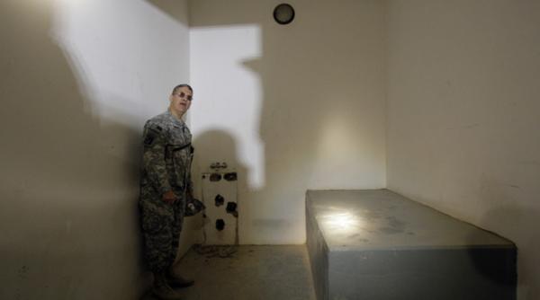 closetul din celula lui saddam hussein obiect de muzeu in statele unite