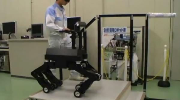 japonezii au creat un caine robot care ii va ajuta pe nevazatori sa se deplaseze video
