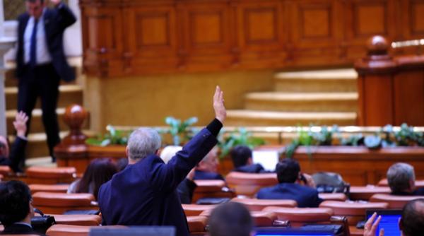 pensiile si salariile inghetate in 2012