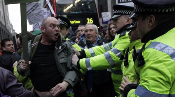 studentii marii britanii se lupta la propriu impotriva cresterii taxelor de inscriere la universitate