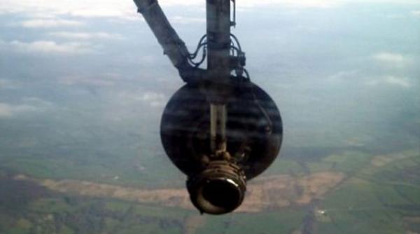 oops ne a cazut o roata pasagerii unei curse low cost au inlemnit dupa desprinderea unui pneu al trenului de aterizare