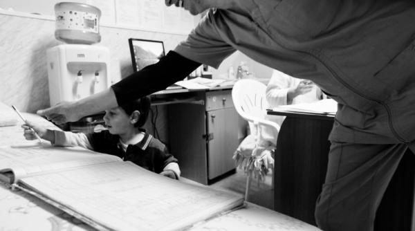 oficiul roman pentru adoptii sustine ca cetatenii straini nu pot adopta copii din romania decat daca sunt rude ale acestora cum dovedim ca e o minciuna