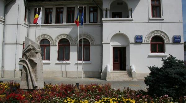 un boschetar a dat foc primariei din targu jiu