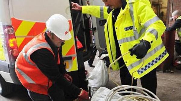 au inlocuit cersetoria cu furtul de metale bandele de romani pagubesc statul britanic cu sute de milioane lire sterline pe an