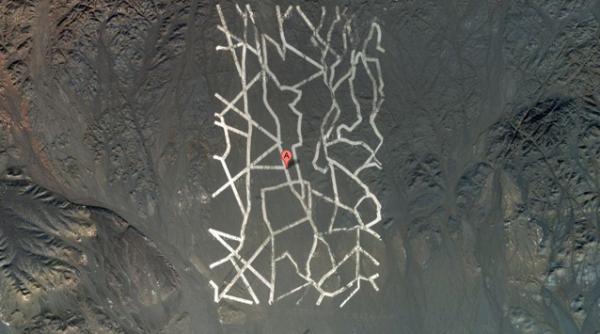 constructii uriase in desertul chinez vezi imaginile bizare din google maps