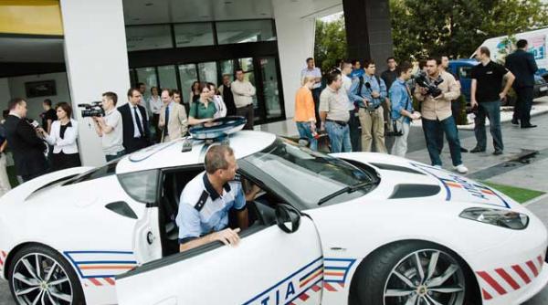 masina de fite a politiei lotus evora s nu are cauciucuri de iarna si sta pe tusa