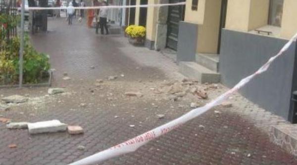 un baiat a ajuns la spital dupa ce o bucata din peretele unei cladiri s a prabusit peste el