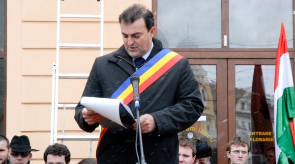 primarul clujului ar fi primit cate 4000 euro spaga de la vanzatorii de pepeni pentru a le acorda locuri de desfacere a marfii