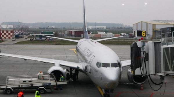 aterizare de urgenta pe otopeni un pasager american a facut infarct