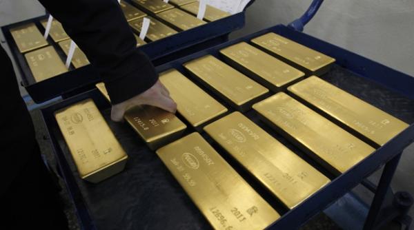 bancile centrale nu mai au incredere in bani si cumpara aur in disperare