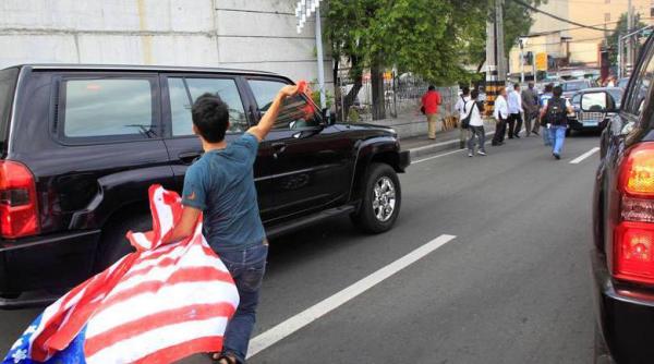 hillary clinton atacata cu vopsea rosie in filipine video