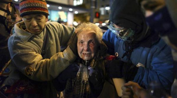 imaginea care a socat lumea o activista de 84 de ani atacata cu spray paralizant de politie