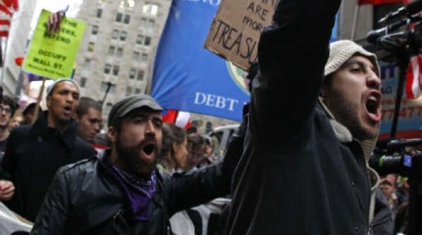 occupy wall street aniversare cu bastoane de cauciuc si tunuri cu apa video