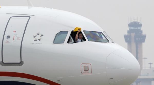 tragi comedie intr un avion american pilotul a ramas blocat in toaleta chiar inainte de aterizare