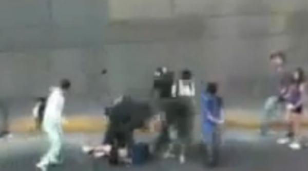 un hot de posete a fost prins si dezbracat de un grup de cetateni vigilenti video