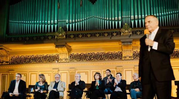 cand vocea poetilor insufleteste cetatea