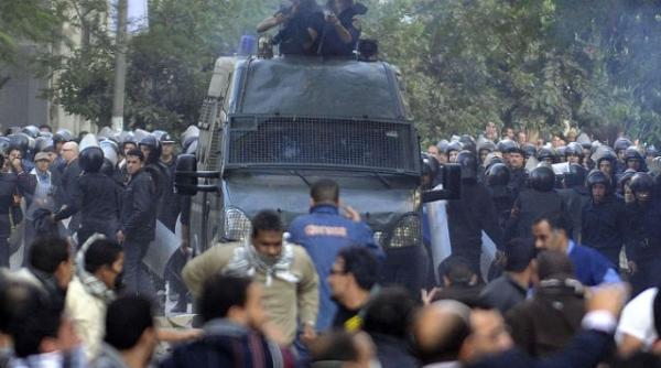 confruntari violente in egipt cel putin doi morti si sute de raniti