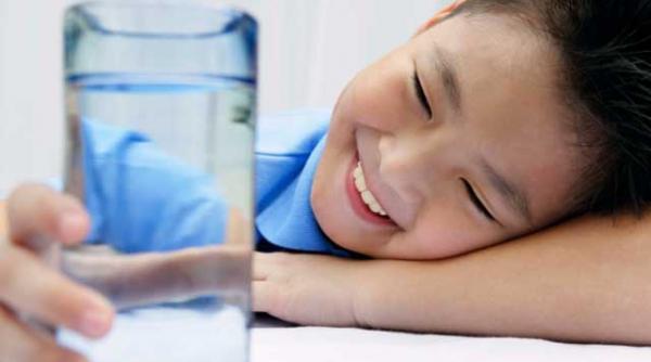 oficialii comisiei europene ridiculizati in presa dupa ce au decis ca apa nu impiedica deshidratarea