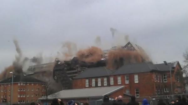 demolarea spectaculoasa a unei cladiri urmarita de sute de persoane video