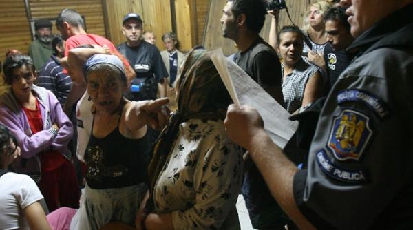 o suta de persoane au fost evacuate dintr un bloc din slatina pentru neplata datoriilor